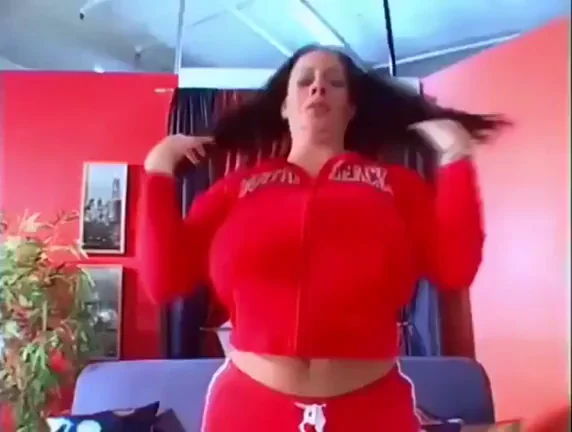 Linsey Dawn McKenzie's Massive Tits Bigger Than Her Head! 🍒🔥