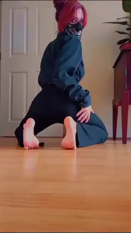 Who Wants to Peel Off My Leggings? 🍑👣🔥