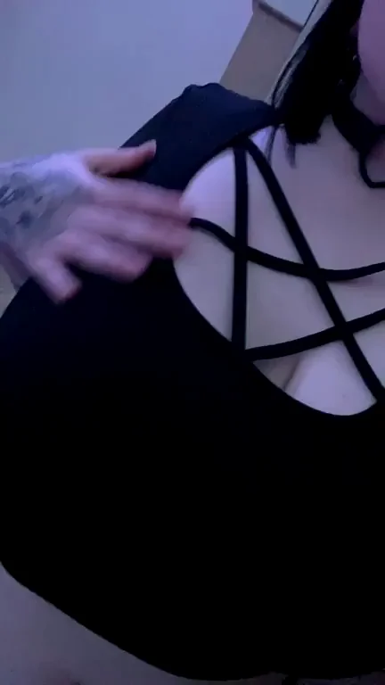 Come spank my fat goth ass and watch it jiggle 😈