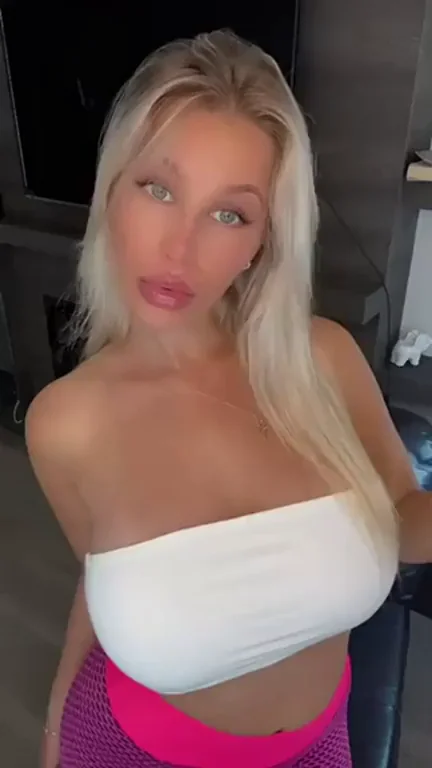Thick Blonde Slut Begs: Your Dick Would Look Better Stuffed in Me! 🍆💦