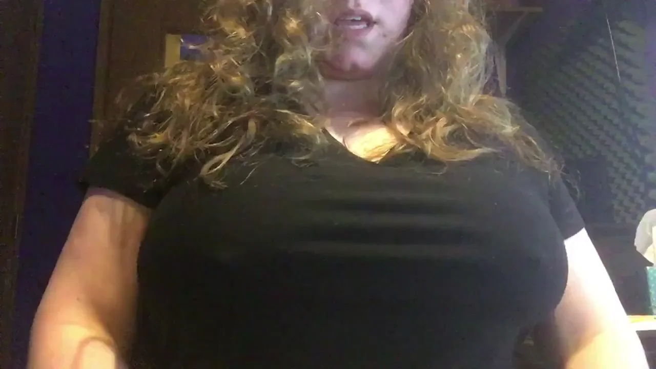Bouncy Titty Drop Bombshell: Curvy Amateur Unleashes Massive Naturals 🤤