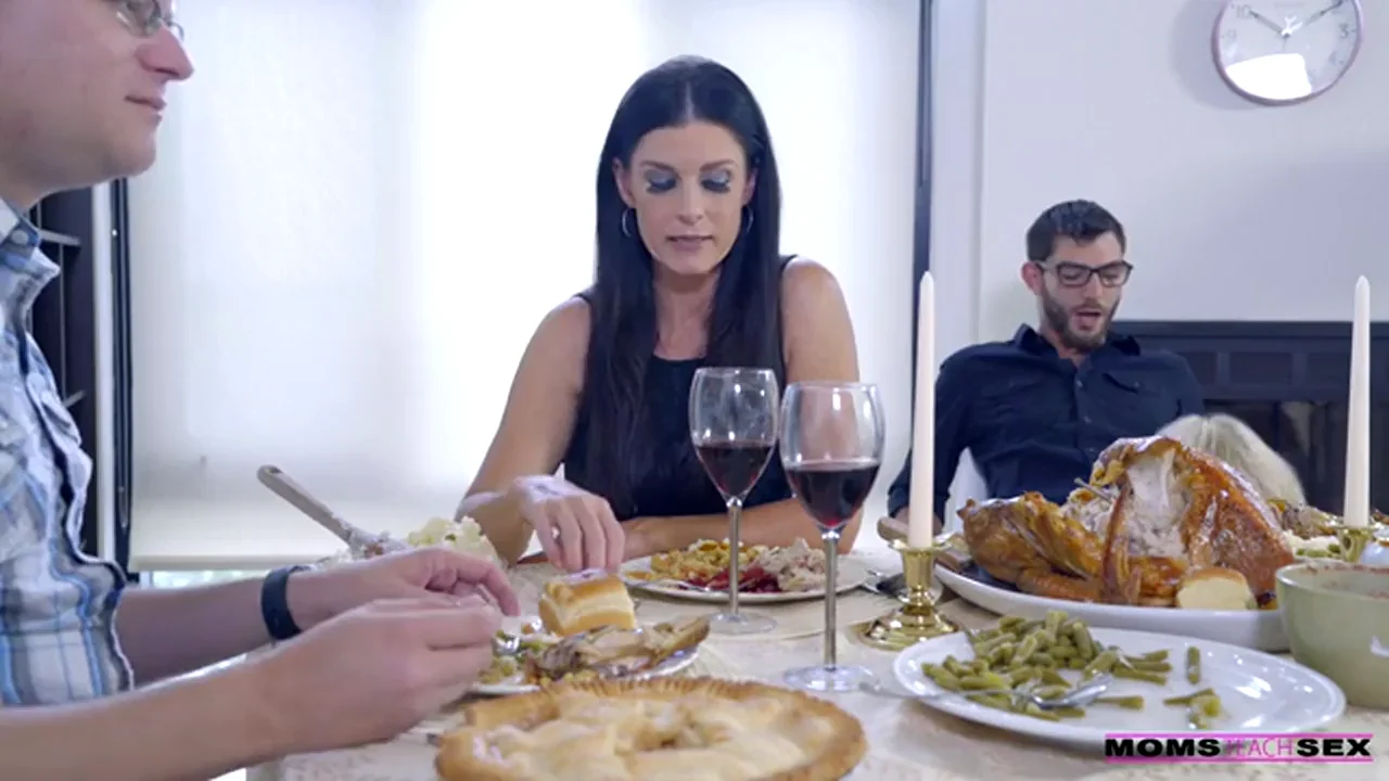 Moms Hot Pie "“ S7:E1 (Step Porn)