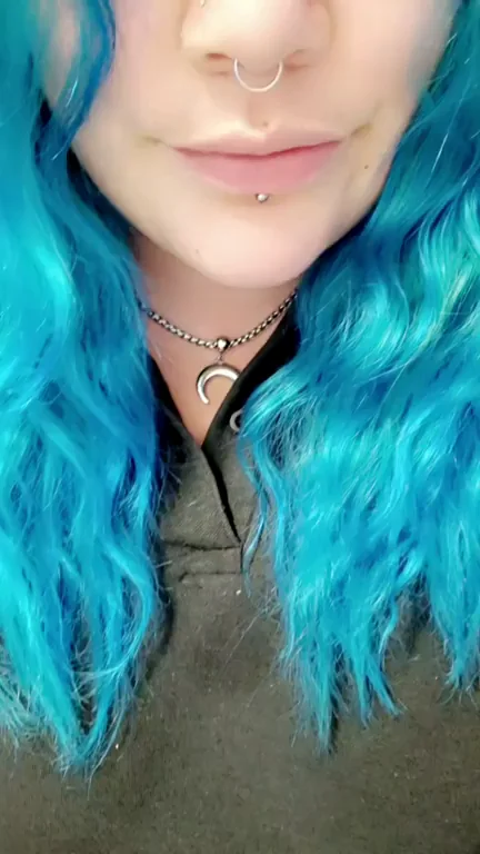Thought I'd treat you all to some pale goth titties on a Friday afternoon 😁˜