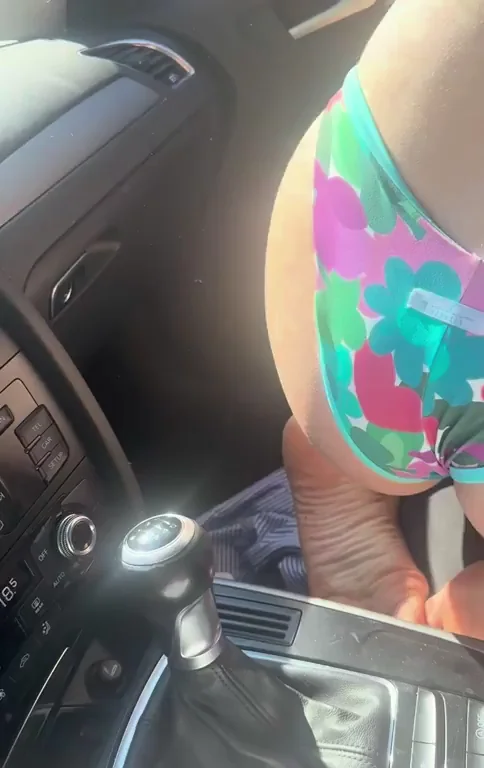Juicy Ass and Bare Feet Tease in the Car