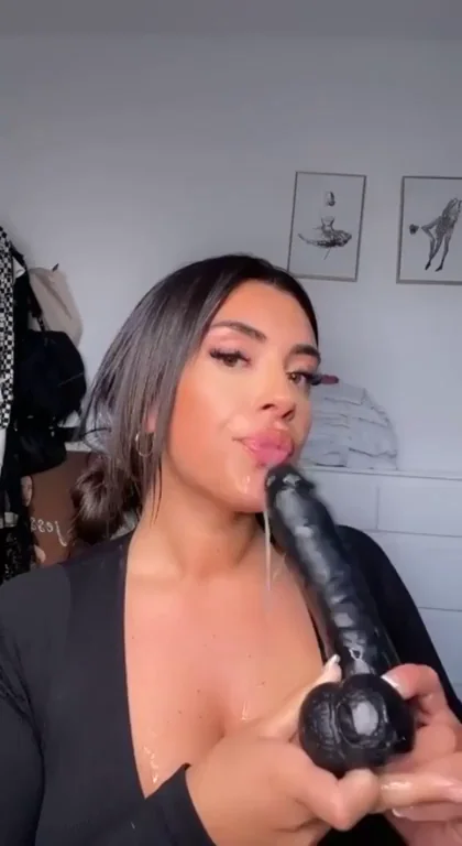 Pakistani Throat Slut Sucking Huge Black Dildo 💦🍆