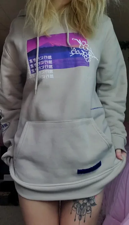 Happy New Year! Cute Little Butt Tease 😘🍑