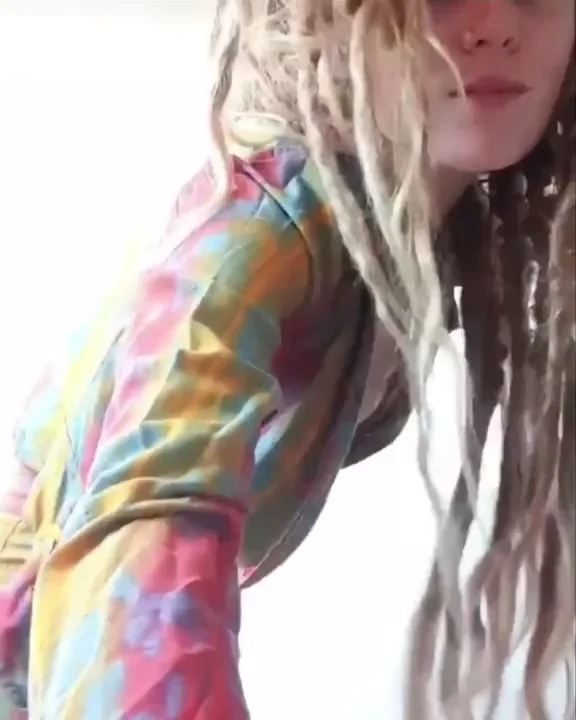 Cute Lil Dreadlock Babe's Perky Ass Tease 🍑✨