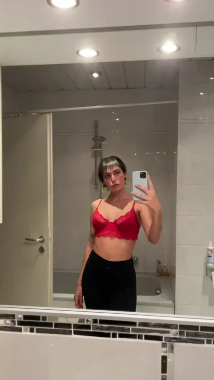 🔥 Rate My Juicy Cleavage in Red Bra – First Emoji Now! 😈🍒