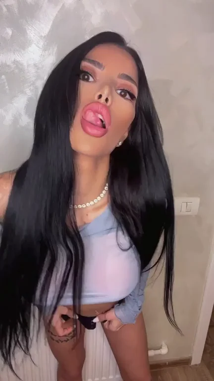 I know you want to feel my bimbo lips all over your body, babe😈