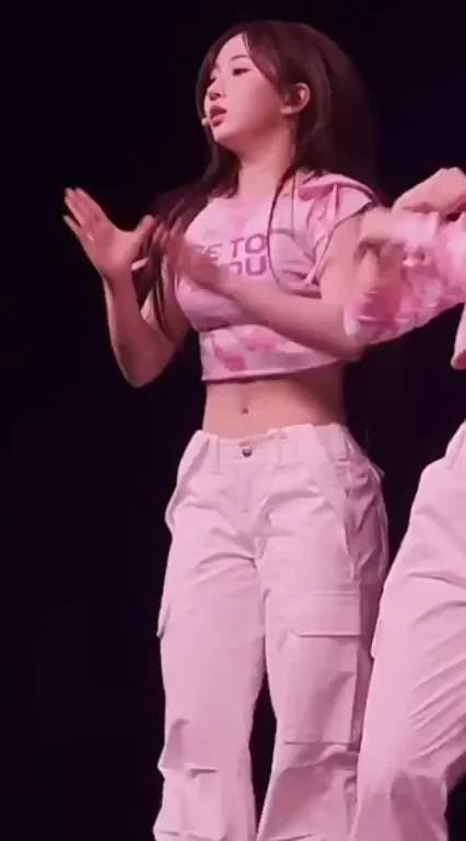 🔥 Haewon NMIXX Teasing Crop Top & Tight Pants Dance 😈💦