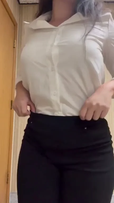 🔥 Natural Thick Ass Office Tease at Work 💦