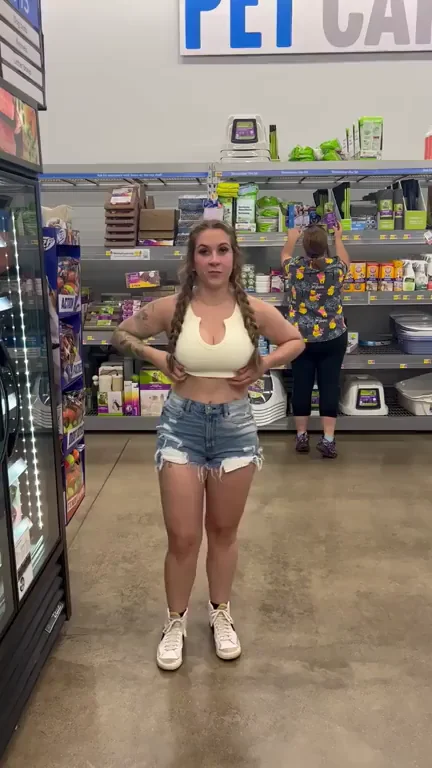 Flashing makes me so horny :)