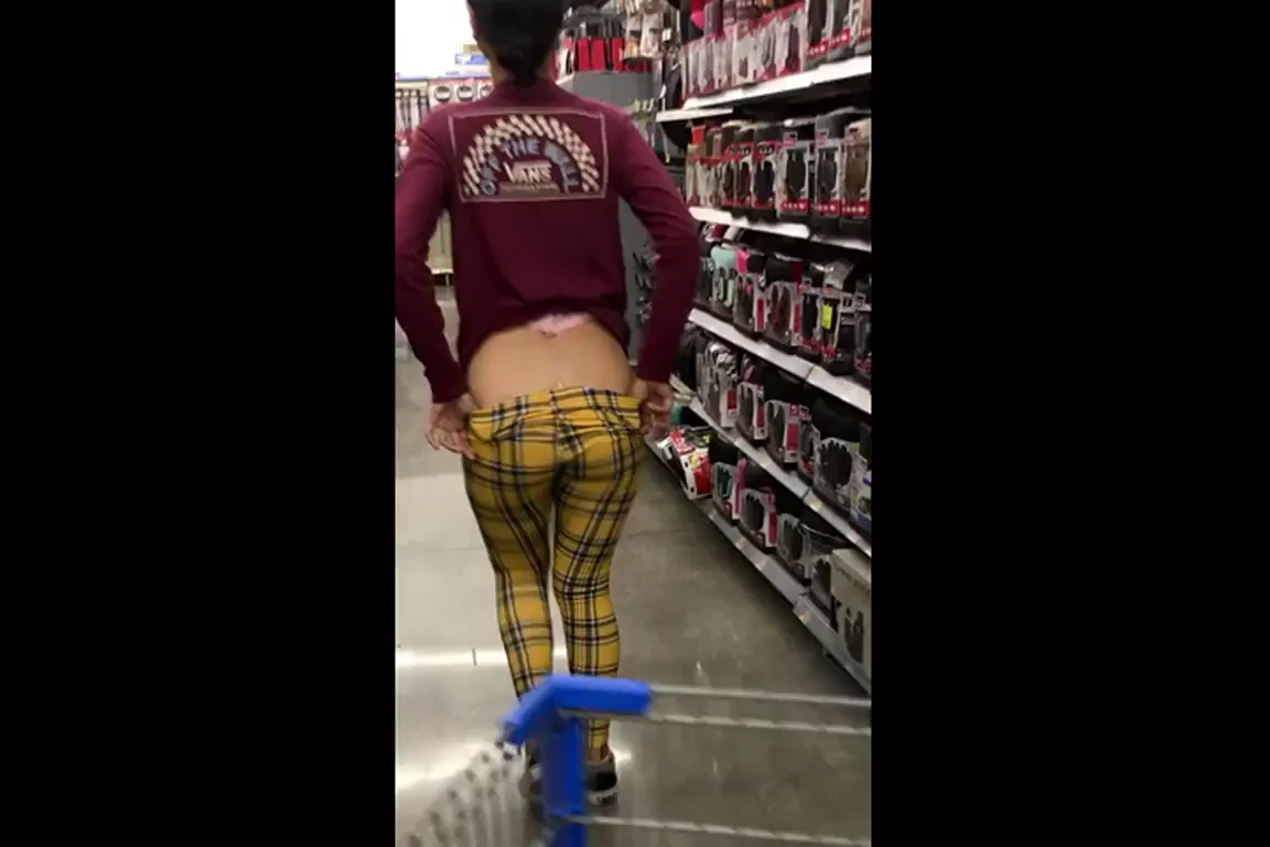 🫢 Trashy Store Mooning Slut Flashes Juicy Ass 🍑