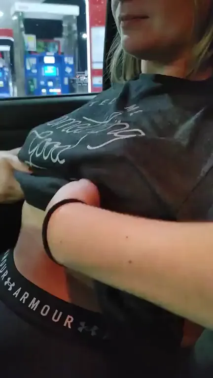 Perky Titties Flashing Smiles in the Car! 😏🍒