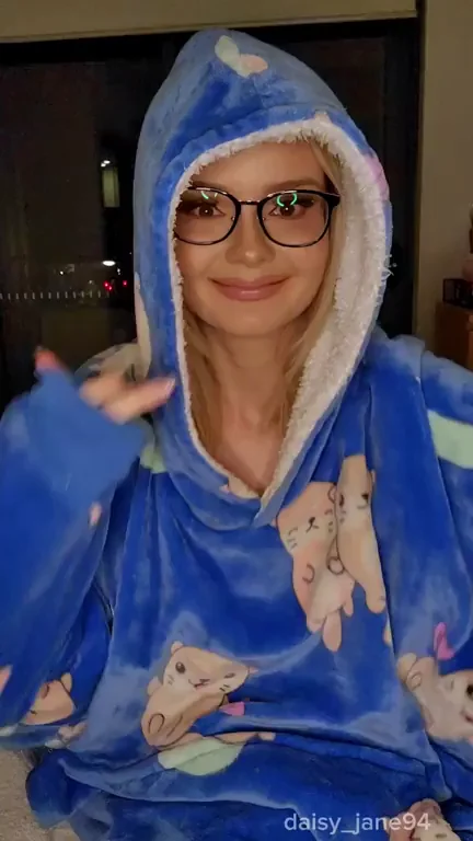 It was 5am when I recorded this and I'd been up all night so I look like a bit of a mess. A hot mess tho (she said hopefully)