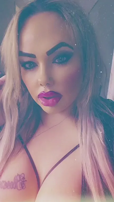 Big lips + big titties + thiccc x