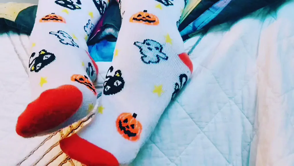 It doesn't have to be Spooky Season for you to be entranced by dirty socks- but it is. So here's some pumpkin socks, betas.
