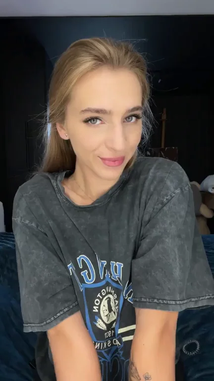 I love lifting my shirt up just like this [19f]
