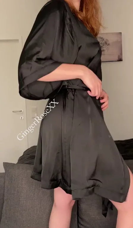 🎄 Merry Christmas Ass Tease from Ginger Rose 😘🍑