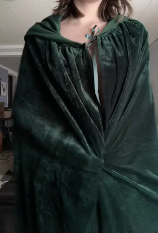 a little reveal to show off my new cloak.. and my body, of course.