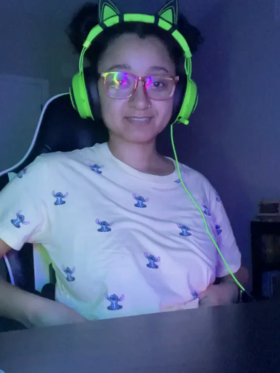 Bouncy gamer milf tits need sucking