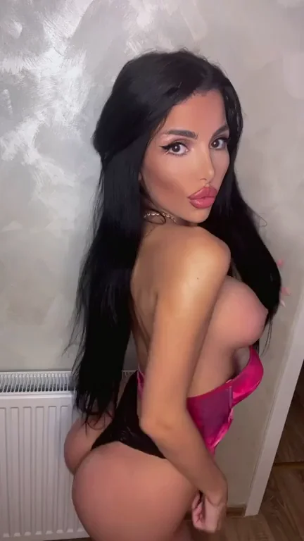 Bimbo Bad Bitch Flexes Her Massive Tits & Juicy Ass in Slutty Pink Lingerie 😈🍑