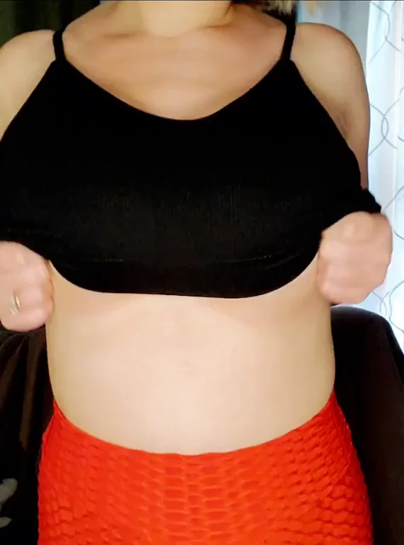 Sunday morning drop in featuring my huge tiddies
