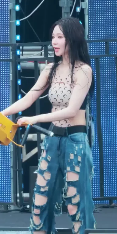 🔥 Nakyoung from tripleS Teasing in Ripped Jeans & Crop Top on Stage 😈