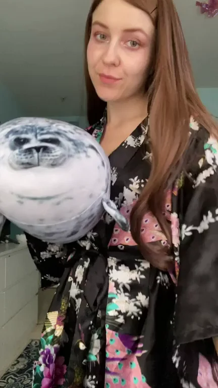watch the seal ? ? and wait for the nakedness … it’s my first gif post here, how’d i do?