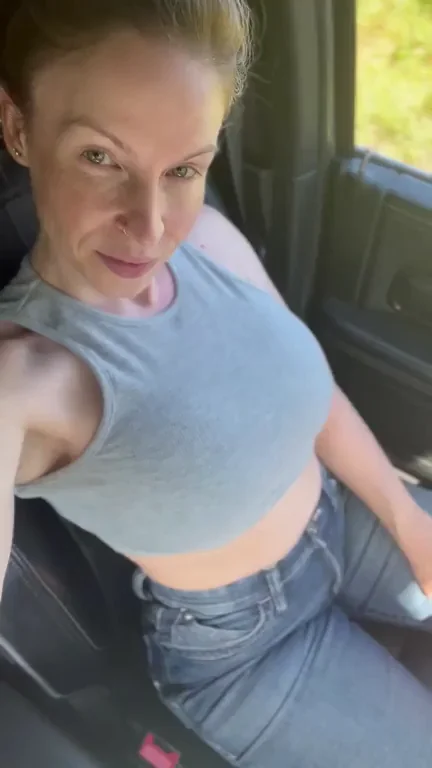 Mombod MILF's Big Tits & Truck Tease 😈🚚💦