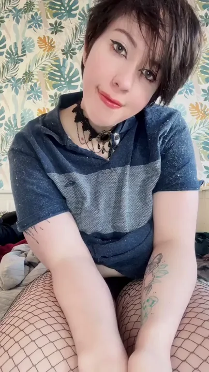 goth tits with a smile ðŸ–¤
