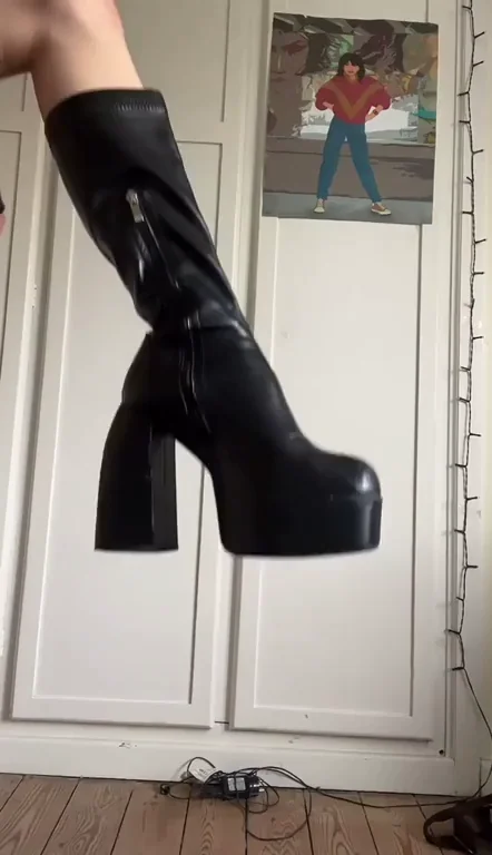 Office Tease: Trans Hottie's Booty & Cock Pic You'll Jerk To 😈🍆💦