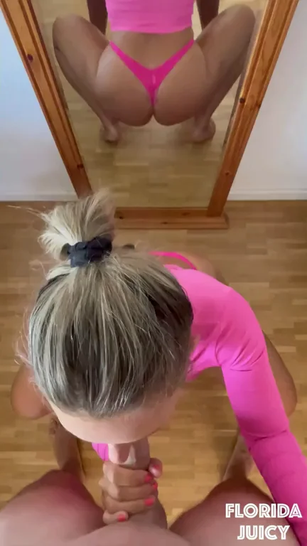 even when i'm sucking his cock he wants to see my juicy bubble butt😁›🍑