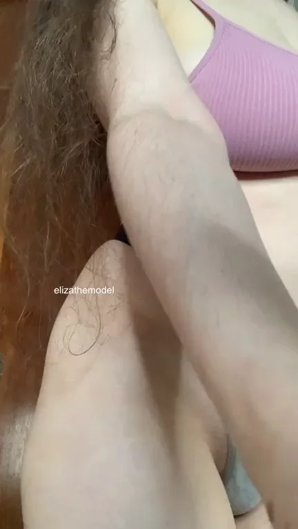 🍑 Slight Cupping That Thick Brunette Booty 😍