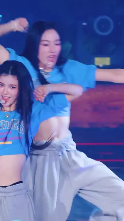 🔥 Minji from NewJeans Teasing with Crop Tops & Baggy Pants on Stage 😍