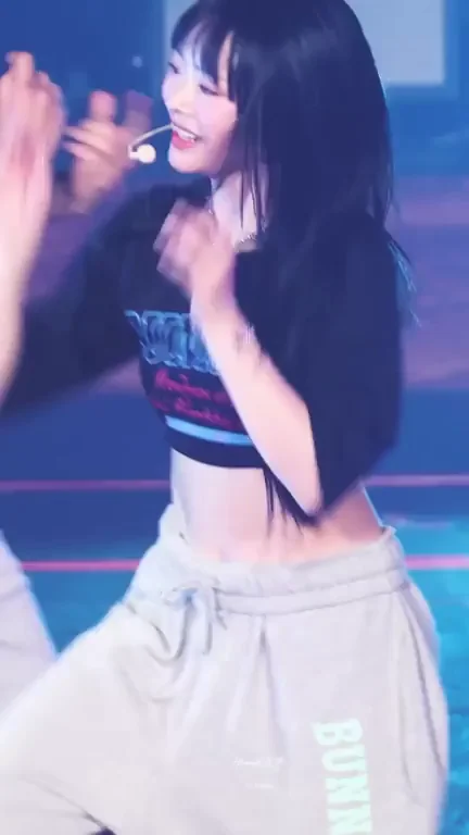 Hanni from NewJeans Teasing in Crop Top & Baggy Pants 💦🔥