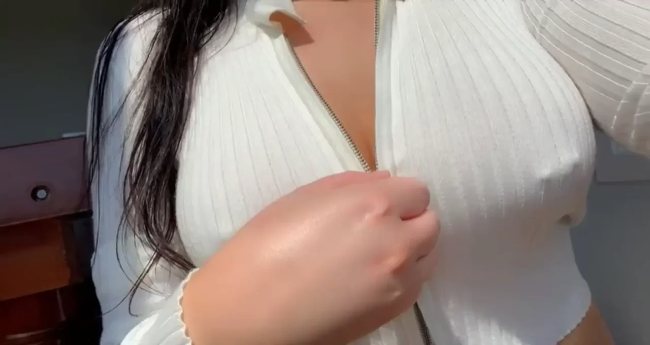 Showing off these tits makes me so horny 😁