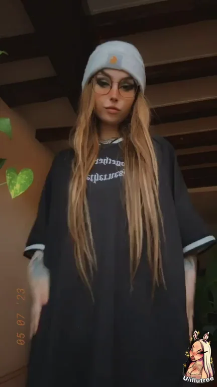 Tiny alt babe with an oversized shirt and a big booty