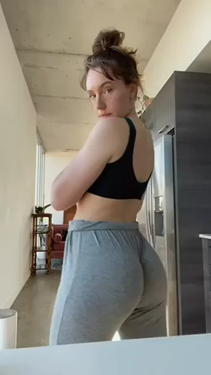 Horny Slut Twerks Her Fat Ass on Thick Cock