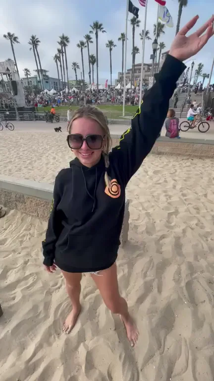 Petite Beach Slut Flashes Massive Tits in Public 😈🏖️🍈🍈