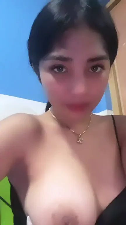 🔥 Natural Filipina Slut Teasing Her Perky Tits 💦