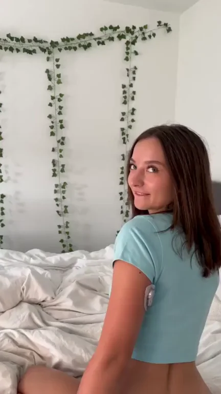 Step-Sis Begs 'Fuck Me Step-Bro' While Arching Her Juicy Ass