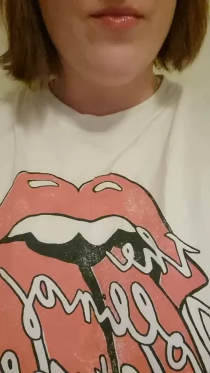 30+ Slut Spreading Her Juicy Pussy Just for Fun 😈💦