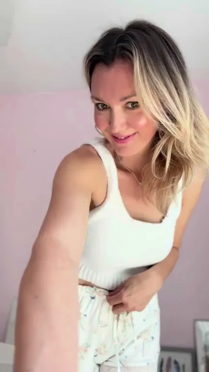🔥 MILF Titties Drop & Out, So Horny for Your Cock 😈🍒