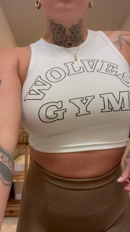 Big titty drop out of these tight gym clothes!