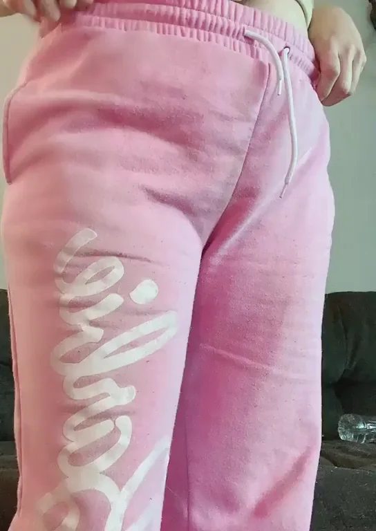 Chubby Babe's Pussy Peekaboo Tease 🍑💦