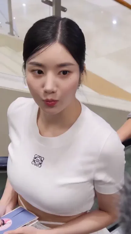 Kwon Eunbi's Tight White Crop Top Tease 😍👅🔥