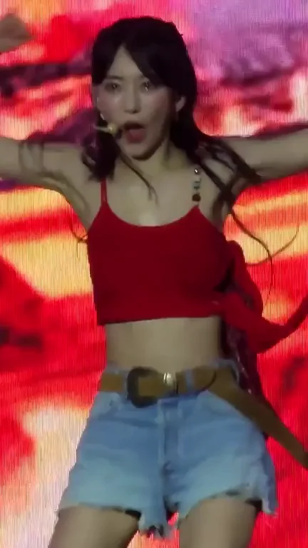 🔥 LE SSERAFIM Sakura's Slutty Red Crop Top Dance Tease 💋