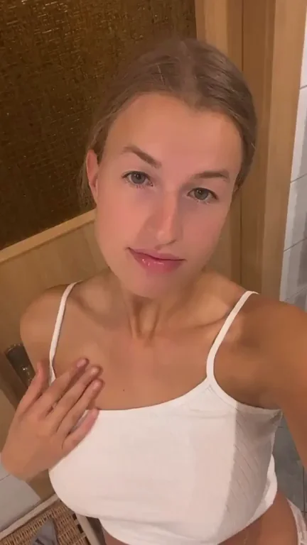 [TW] Bouncing big boobs for missionary sex