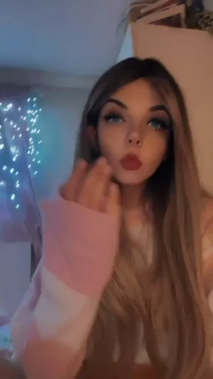 Blonde TikTok Slut's Dripping Pussy Tease Trend